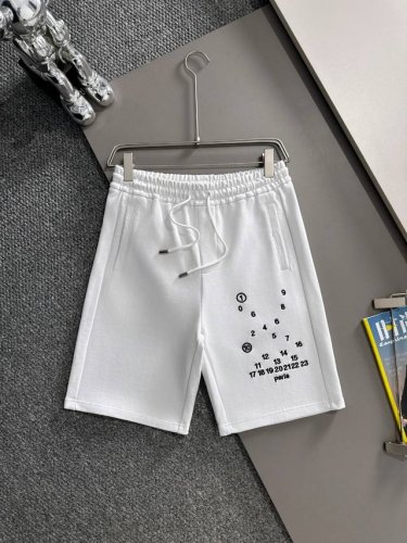 马吉拉 Margiela Mm6 2025新款 轻奢主义 经典数字刺绣 后开袋印花Logo 男女日常通勤 穿搭必备 休闲短裤 定制毛圈面料 进口机刺绣工艺 腰标