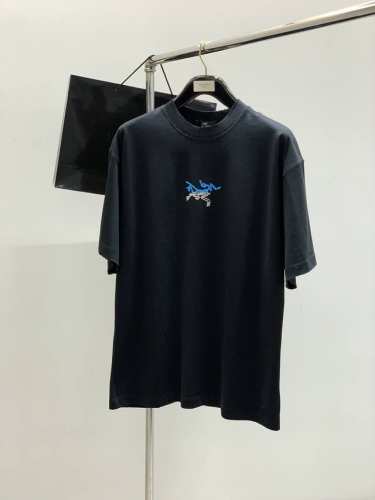 Arcteryx 始祖鸟，2025夏季Aw新品，时尚休闲圆领短袖T恤，专柜同步有售，原单狠货，进口原版面料，工艺极度复杂，视觉相当雅致时髦，高贵而优雅，从主体面
