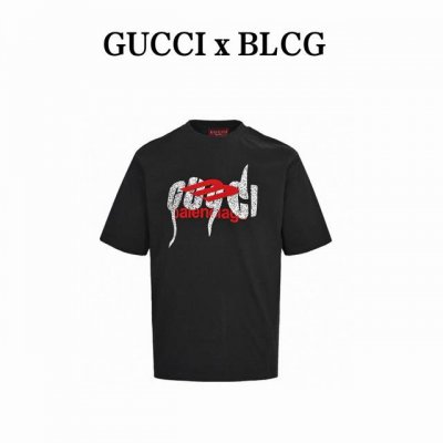 gucci & Balenciaga 字母印花植绒短袖 古驰 巴黎世家联名短袖工艺说明：面料采用300克重磅洗水纯棉，特定重磅21S精棉平纹针织面料搭配32S+