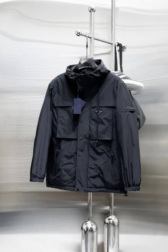 普拉达 三标齐全 冬季新款棉服加棉外套，秀场新品品相非常完美，舒适保暖，色泽饱满诱人，非常出彩的设计，轻松将时髦感进阶，做工极为考究严谨，走线工整细致！大牌设计