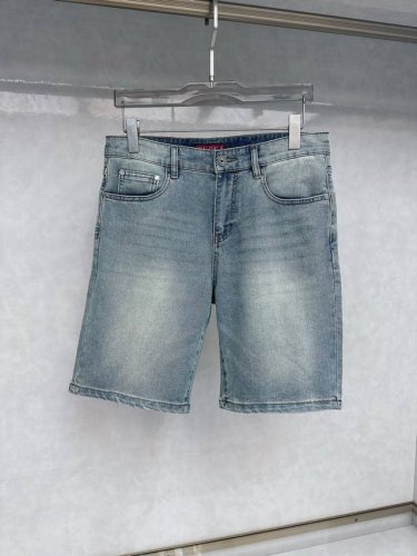 古奇 25S新款潮男时尚休闲牛仔短裤，高端欧版原单，潮流时尚休闲 透气舒适度高，细节无可挑剔，品牌元素设计理念，体现高品质。呈现休闲裁剪，上身版型超赞！ 码数：