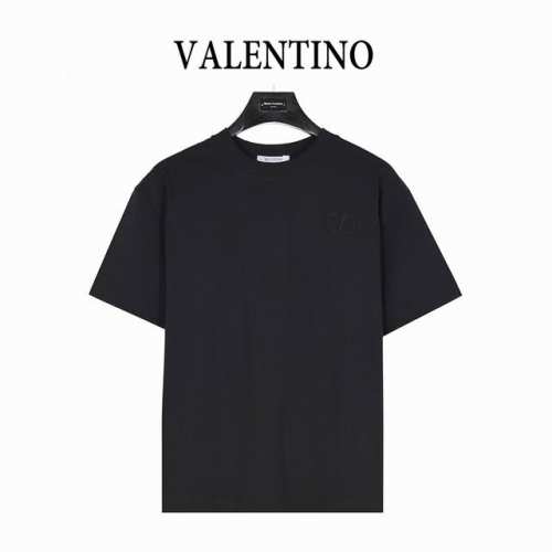 Valentino 华伦天奴 25Ss 胸口Logo压胶短袖T恤 面料采用高克重260G重精梳棉，定制1:1螺纹，面料舒适亲肤无异感， 制定染面料，纺织密度高，