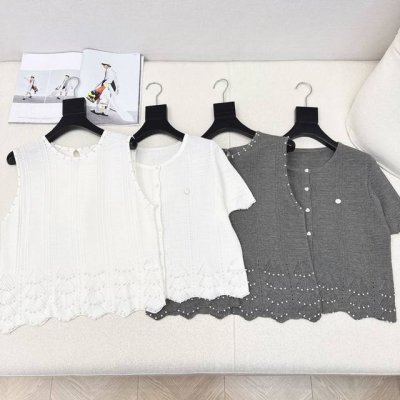 miu 25Ss 春夏最新款清新减龄风两件套针织背心+短袖开衫 简约有层次 ～～不挑场合完全靠穿搭成就自我风格的单品！最爱针织款夏天穿清爽透气的同时也不必担心全