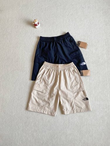 暴躁开秒！掌柜自留款，Tnf 北面 夏季梭织工装短裤。作为出口韩国订单，档次自不用多说。夏季新款，轻薄舒弹Windwall防风机能速干梭织裤，主打防风 防水、吸