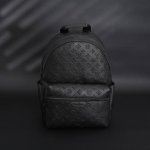 louis Vuitton Lv 老花压纹男士双肩包 #原单品质 官网 P32500，全牛皮材质，耐磨耐造，包身硬挺不易变型，简约耐看的款式非常适合商务人士入手