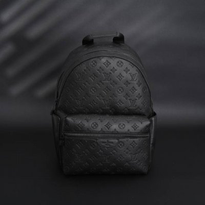 louis Vuitton Lv 老花压纹男士双肩包 #原单品质 官网 P32500，全牛皮材质，耐磨耐造，包身硬挺不易变型，简约耐看的款式非常适合商务人士入手