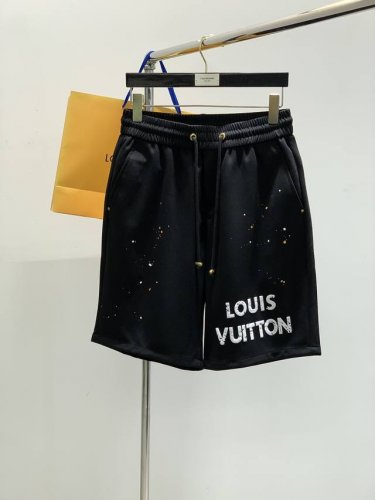 Louisvuitton 路易威登，2025夏季最新款，专柜同步有售，原单狠货，时尚休闲短裤，上身很有特点！吸睛而有亮点，进口原版面料，顶级印花工艺字母图案装饰