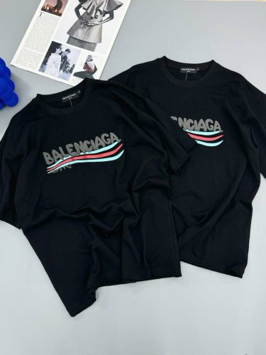 Balenciaga巴黎世家经典可乐波浪海浪发泡印花Logo情侣款短袖T恤 定制260克全棉双纱紧密爽滑面料 胸前发泡字母印花 布面干净 布纹清晰 手感非常细腻
