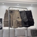 prada 普拉达美式机能风重工工装口袋短裤 面料：定制三防全功能尼龙面料 防风防水防晒 触感如同末来科技 轻盈又坚韧 舒适贴肤 涂珐琅三角形金属徽标彰显品牌