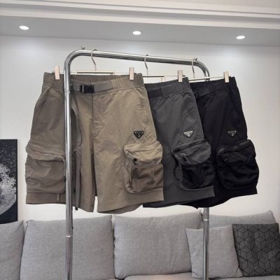 prada 普拉达美式机能风重工工装口袋短裤 面料：定制三防全功能尼龙面料 防风防水防晒 触感如同末来科技 轻盈又坚韧 舒适贴肤 涂珐琅三角形金属徽标彰显品牌