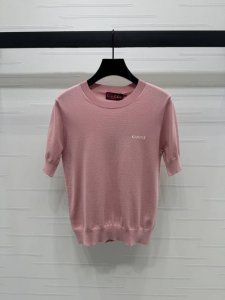 上新原单高端品质 Gucc*2025春夏最新系列！圆领针织短袖！定制羊毛纱线织造 弹力舒适 质感十足 短袖上衣裁剪 凸显品牌格调 采用羊毛材质 带有弹力 呈现显