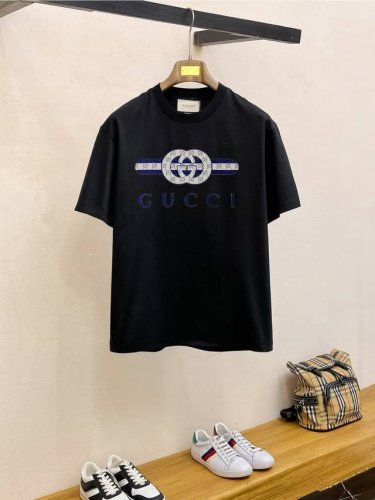 Guc‘’60Ss新款经典印花短袖，明星穿搭款，采用双纱纯棉280G，印花工艺，面料颜色定制定染，不缩水不退色。手感舒服，质感超强潮男潮女必备经典落肩阔版型，独