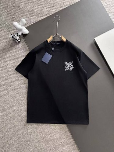 louis Vuitton* 2025春夏款上新 原高版本 驴家Lv 面料采用260克高密度纯棉 不变形 不缩水 工艺介绍： 走秀款 大爆款 前后采用水墨印＋百