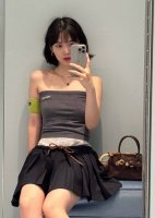Miumi* 25Ss春夏新款 短款抹胸背心 原版开发 高版出品 高级灰配色 字母Logo图案点缀 高级时髦洋气 羊毛针织面料 轻薄舒适 弹力修身版型 上身显瘦