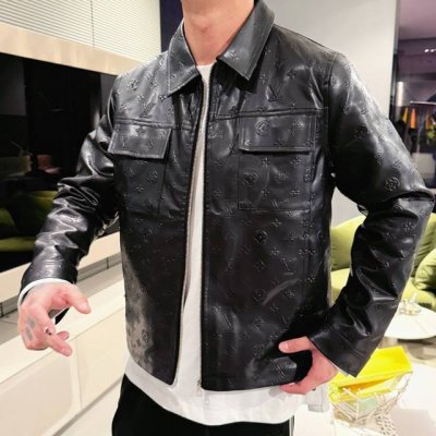 Lv 2025春季新款夹克皮衣外套 秀场新品品相非常完美 记忆面料舒适保暖 三标齐全色泽饱满诱人 非常出彩的设计 轻松将时髦感进阶 做工极为考究严谨 走线工整细