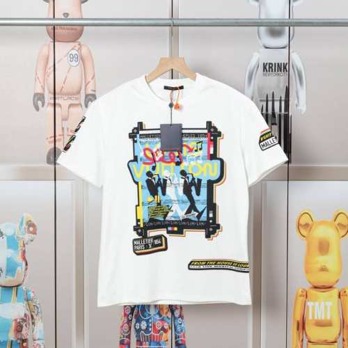 Lv路易春夏白墨定位印花新款短袖T恤，高品质尼龙纯棉面料.前后双袖白墨印花工艺. 定位手描，精准率高达99%.手感舒适柔软 螺纹原版配备，还原特殊工艺带来的潮流