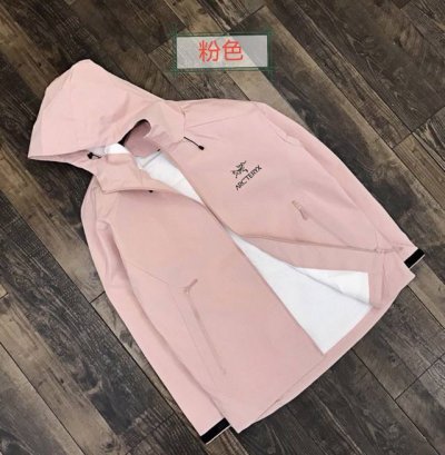 p200 始祖鸟代工厂海外专柜款防水透气软壳冲锋衣 “无名” 新款连帽设计，不可拆卸口袋拉链压胶设计，再加上今年最新的科技面料，将整件衣服的动感，简洁，干练，体