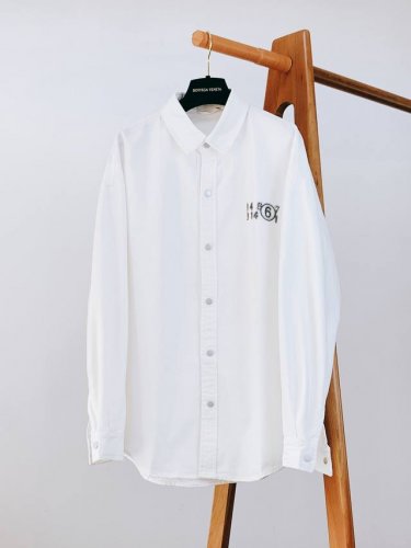 maison Margiela Mm6 马丁马吉拉 2025Ss春夏新品 限定款T恤，以排山倒海之势成为搜索率最高、关注度最高，明星潮人们最爱的新宠。各种机场L