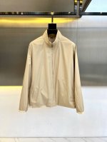 P600 Zegna杰尼亚、25春夏夹克推荐夹克选用浅米色高科技面料制成，低饱和度加大自然元素，低调可靠的同时清新亲切，糅合都市时髦风尚与实用功能设计。随心选择