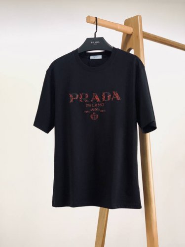 prada 普拉达 2025Ss春夏新品 浮雕字母标识T恤，品相超级完美，前幅经典立体浮雕字母标识，超简单的字母设计，搭配外套开衫 可提升搭配亮点内里叠穿打底也