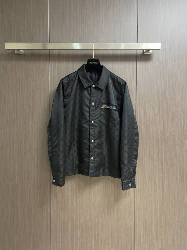 lv 彩色字母满印衬衫 采用定制棉质面料 面料舒适亲肤 透气性好 胸前饰以彩色字母口袋烫钻装饰 后背同饰皮标设计 树脂刻字纽扣开合 整体走线平直细腻 面料舒适柔