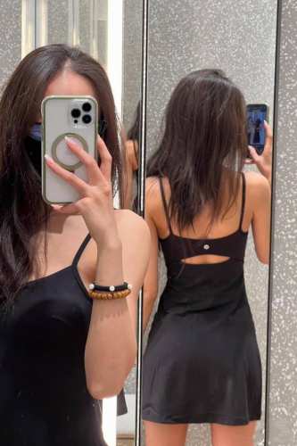 黑色模特图，P160--Lululemon吊带裙 |提前入夏的小吊带裙 后背好好看喔 align系列的吊带裙，带胸垫款，有内衬裤子，裤子是半独立滴，不担心走光也