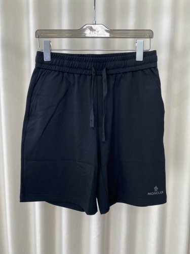 Moncler.夏季男士新品字母立体印花标识冰氧棉休闲短裤 正面左侧脚口边立体印花Logo元素+背面袋口饰有经典羊毛刺绣小标设计 辨识度直接拉满 弹性松紧腰边带