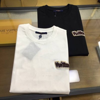 新品 L.V 下单报身高体重S-2Xl 25春夏季新款短袖圆领T恤衫 材质讲究整体的设计颇具时尚感 今天推荐他家百搭经典款 胸前品牌Logo设计 采用印花设计