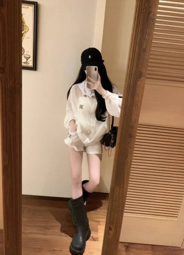 一套 小香 25夏季新款 防晒套装～白白的干净清爽，开秋必备 真的很完美的款式 可休闲可运动风，带有大牌感又不会过于浮夸徽章装饰 夏日出行必备款 功能性防晒面料