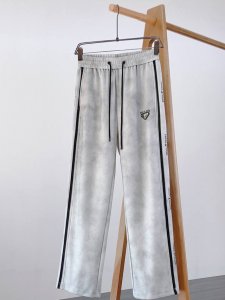普拉达 2025春季新款休闲裤 官网同步发售 品牌经典Logo休闲裤 定制面料 舒适度极好 手触感 烈 辦识度极高 完美品相工艺 尺码M-3Xl