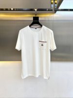 Mon蒙口、2025春夏新品纯棉口袋装饰最新面料，胸前蒙口字母绣标Logo时尚简约潮流短袖，最顶级的品质专柜原单短袖，顶级制作工艺进口面料，专柜款独特设计，采用