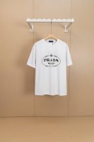 挂拍图 顶级版本- X35 prada 圆领T恤 这款常规版男士圆领T恤采用精美胸前印花+压胶打造，一贯以新颖方式重释的标志性prada三角形徽标化身，彰显与众