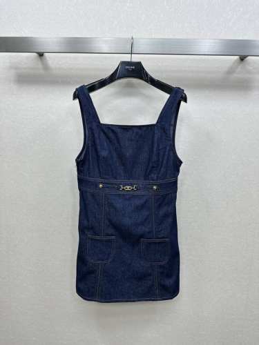 25Ss Celin *牛仔背带裙 即减龄又时髦的背带裙 随遇搭配一件T恤就很A 腰部五金配件Logo 一色三码Sml 。