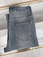 克罗心 阔腿牛仔人 丹宁水洗原单高端单品 整体采用的阔 腿版型设计 定制的牛仔面料与裁剪比普通工艺复杂很多 调整了好多次进口的牛仔面料 花型直喷技术再进行涂 鴉