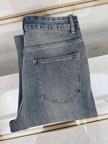 克罗心 阔腿牛仔人 丹宁水洗原单高端单品 整体采用的阔 腿版型设计 定制的牛仔面料与裁剪比普通工艺复杂很多 调整了好多次进口的牛仔面料 花型直喷技术再进行涂 鴉