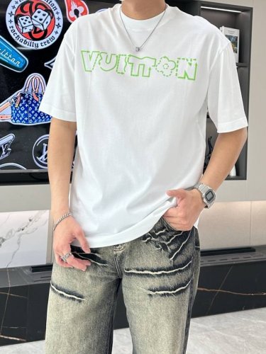lv 官网同款 官网同款 官网同款 重磅推荐 2025Ss夏装新品 专柜在售 最新系列图案Logo短袖T恤 必须人手一件的节奏 进口顶极精梳棉面料 极为亲肤舒适