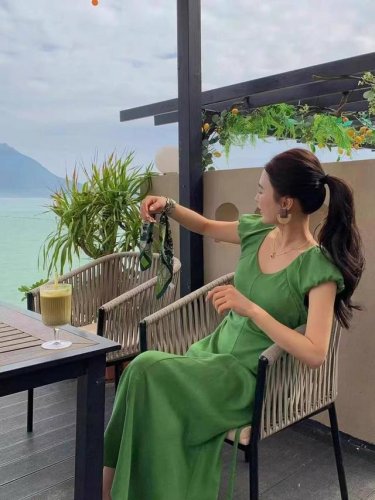 高品质重磅酵洗100%纯亚麻面料，夏日自在密码，尽在这件亚麻美衣。泡泡袖洋气减龄 腰间收褶超显瘦，后腰大胆镂空设计，打破常规，随性又不失性感，亚麻天然的质感带来