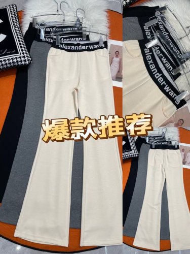 超火爆跑量喇叭裤 时尚出圈密码，尽在这款爆款喇叭裤。腰间醒目字母饰边，彰显个性态度，瞬间提升潮流感。舒适面料贴合身形，包容各种腿型。微喇裤脚设计复古又摩登 ，走
