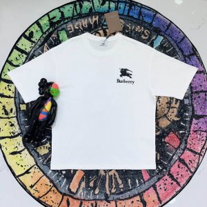 burberry ] Fw短袖T恤 硅胶立体战马 高端32S双纱280克面料 重磅面料 定制拉架罗纹同缸同染 三标齐全 男女同款 颜色：黑色 白色 尺码：Xs