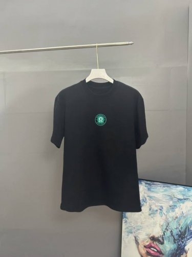 lululemon露露 刺绣款 2025春夏经典圆领短袖T恤采用280克双纱精棉 衣服偏厚使整体高透气和柔软性 三标齐全 男女同款 颜色 白色 黑色 灰色 杏色