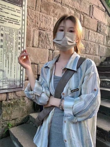 上新 Miumiu缪缪家新款马赛克字母Logo晕染渐变防晒衬衫 谁能拒绝渐变衬衫呢度假风这不就来了嘛～ 蓝灰黄撞色 高级与时髦完美融合在一起 胸前马赛克字母Lo