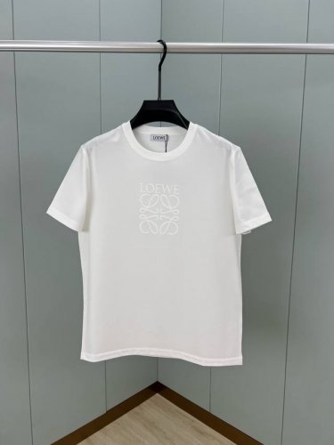 loewe.罗意威 25春夏新品Anagram Logo植绒标识短袖T恤，正面饰品牌Logo同布色系植绒印标识设计彰显品牌辨识度，采用定制80支双股丝光棉面料；