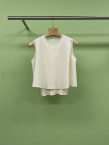 loewe罗意威2025字母刺绣羊毛无袖短款圆领套头上衣，简约时尚版型非常宽松，包容性很强，适合各种身材的姐妹，无论是微胖的妹子还是瘦瘦的小仙女，都能穿出自己的