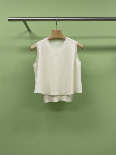 loewe罗意威2025字母刺绣羊毛无袖短款圆领套头上衣，简约时尚版型非常宽松，包容性很强，适合各种身材的姐妹，无论是微胖的妹子还是瘦瘦的小仙女，都能穿出自己的