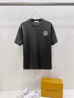 罗意威 独家 爆款 2025春夏新款首发专柜最新款短袖圆领T恤 高端订制 品牌Logo精致绣花工艺，高端定制进口丝光云朵棉面料.手感柔软.穿着舒适.专柜级别精致