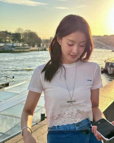 miumi* 25Ss春夏新款 微标蕾丝边拼接圆领短款短袖T恤丨独家Yb开发！高版出品！定制面料，柔软细腻巨巨巨舒服，经典品牌Logo贴布点缀，内搭叠穿或单穿都