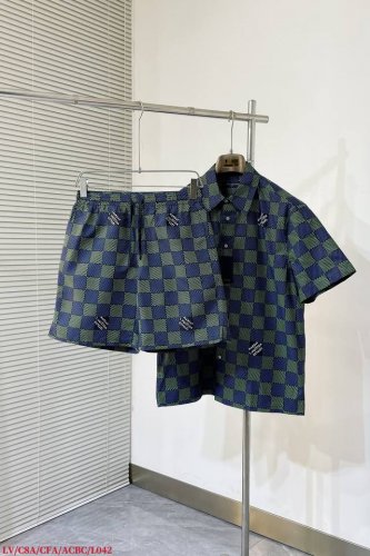 上衣 裤子 L042 Lvlouis Vuitton 绿棋盘格短裤 工艺说明：以摩登视角诠释经典格纹、翻转即现全幅 Monogram 图案、工致镂刻品牌元素、轻