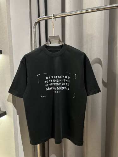马吉拉印章数字T直喷Logo短袖 3个颜色都很出彩简约百搭高级感满满 面料采用液氨酸面料 经过洗水 缩水达 克重 上身不但没有厚重感 穿着亲肤舒适 手感柔软质感