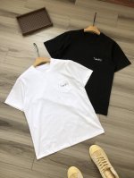 sacai X Wtaps 联名款 Ss25 胸前口袋字母Logo印花 男女款圆领短袖半袖T恤. 颜色：白色 黑色. 尺码：S M L Xl. 材质：原版定织定