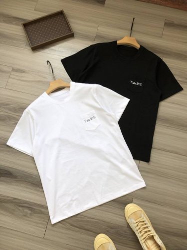 sacai X Wtaps 联名款 Ss25 胸前口袋字母Logo印花 男女款圆领短袖半袖T恤. 颜色：白色 黑色. 尺码：S M L Xl. 材质：原版定织定